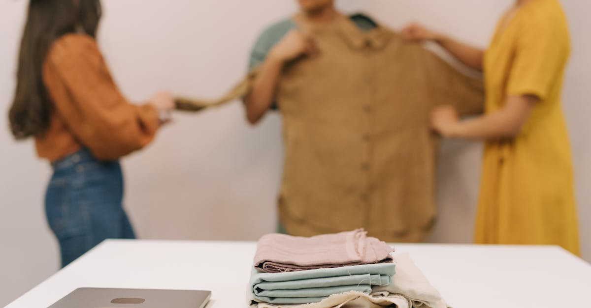Should fitted wardrobes go to the ceiling?
