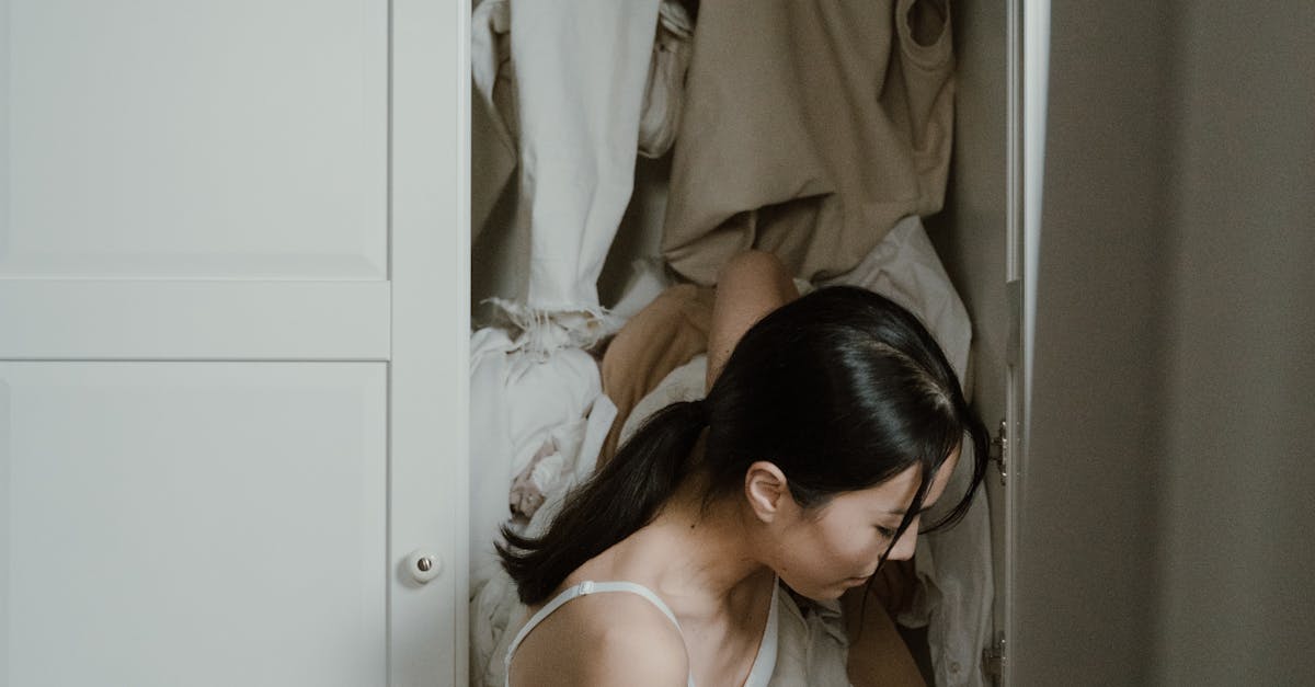 What are the key features to consider in a mirrored wardrobe?