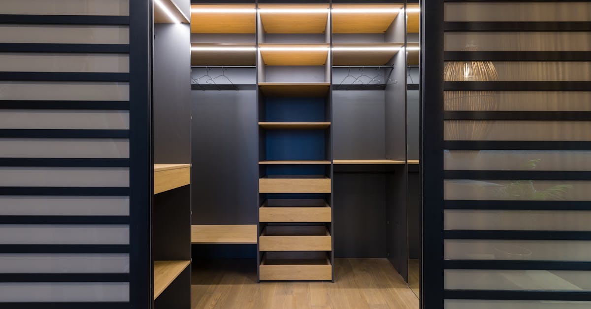 What are the top features to look for in a walk-in wardrobe?