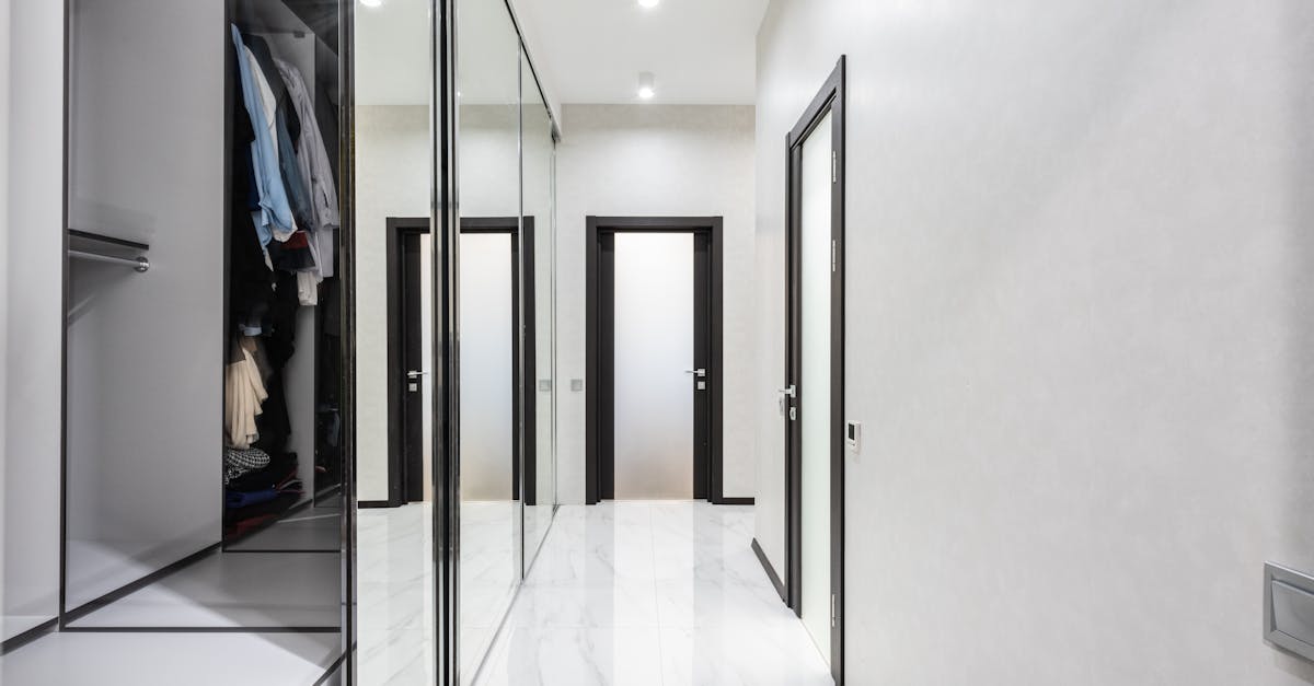 What to look for when buying a mirrored wardrobe