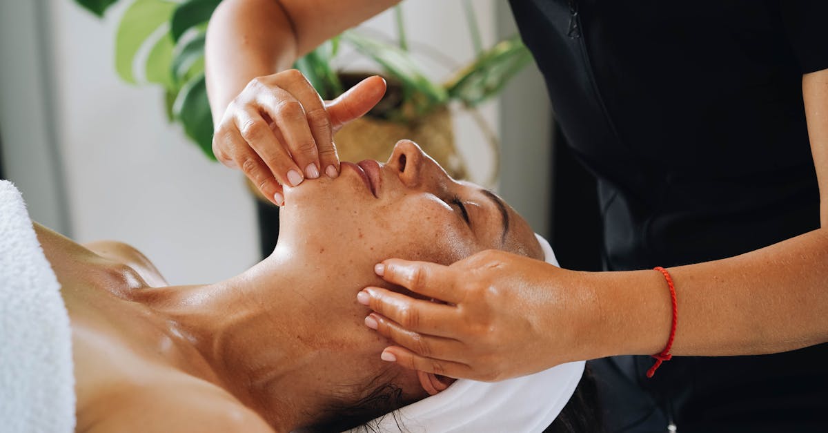 What are the key distinctions between a regular massage therapist and an RMT when it comes to treatment techniques and legal qualifications?