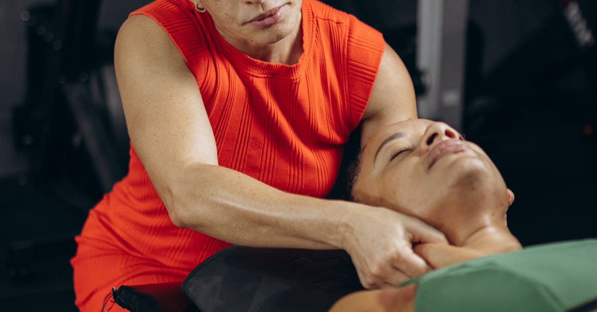 What is a fair tipping practice for a $100 massage, considering the massage type and setting?