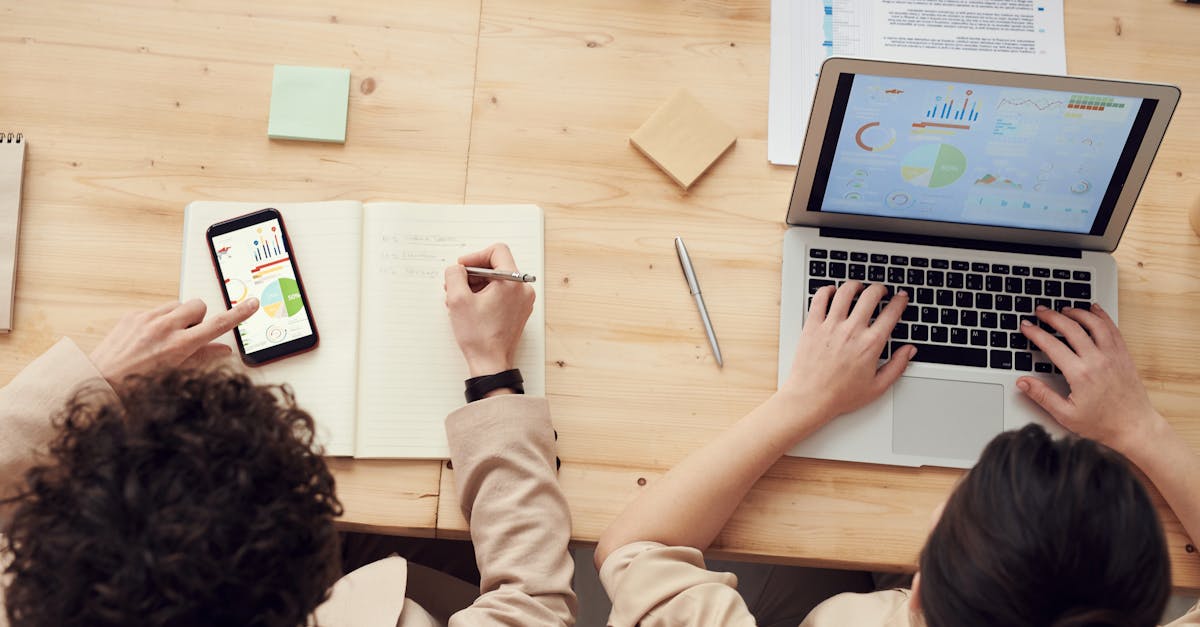 How do you become a reporting analyst?